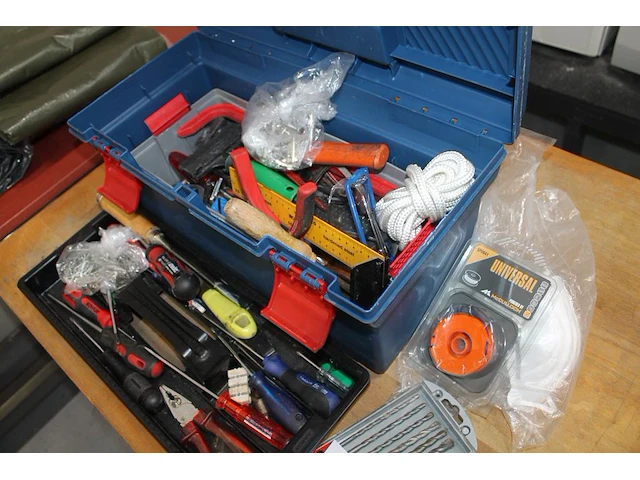 Gereedschappen in kist w.o. sleutels, schroevendraaiers, tangen en hamer. - afbeelding 2 van  2
