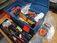 Gereedschappen in kist w.o. sleutels, schroevendraaiers, tangen en hamer. - afbeelding 2 van  2