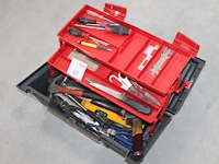 Gereedschappen in kist. - afbeelding 1 van  2