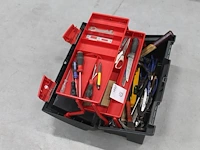 Gereedschappen in kist. - afbeelding 2 van  2