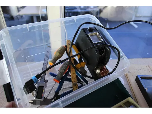 Gereedschappen in kunststof box, waaronder schroevendraaiers, tangen en soldeerbout. - afbeelding 2 van  2