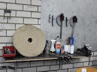 Gereedschappen op en boven plank w.o. bankschroef, magneethoeken, klemmen en handsealfolie. - afbeelding 1 van  2