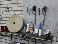 Gereedschappen op en boven plank w.o. bankschroef, magneethoeken, klemmen en handsealfolie. - afbeelding 2 van  2