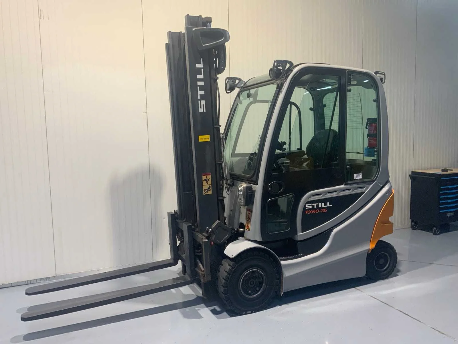 Gereedschappen, vorkheftrucks, stapelaars en schoonmaakmachines
