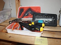 Gereedschappen waaronder bitjes, tangen, schroevendraaiers, hamer, schroefboormachine op schap. - afbeelding 1 van  2
