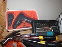 Gereedschappen waaronder bitjes, tangen, schroevendraaiers, hamer, schroefboormachine op schap. - afbeelding 2 van  2