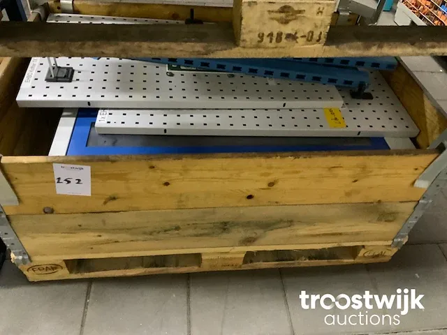 Gereedschapskast en wandborden; niet inbegrepen de palletbak - afbeelding 1 van  2