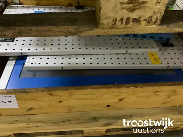 Gereedschapskast en wandborden; niet inbegrepen de palletbak - afbeelding 2 van  2