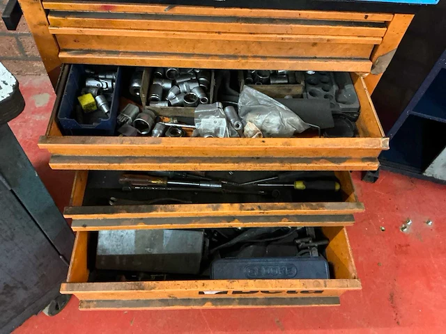 Gereedschapskist gedore en beta met inhoud en extra gereedschap en kast - afbeelding 8 van  8