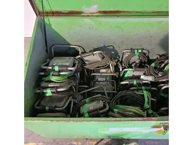 Gereedschapskist met diverse bouwlampen - afbeelding 10 van  20