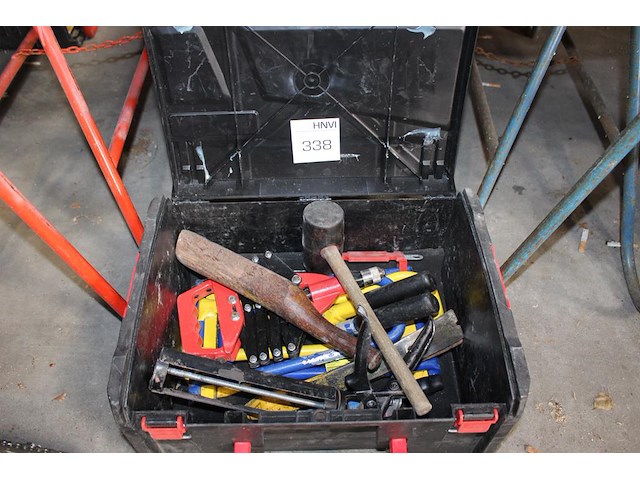Gereedschapskist met diverse gereedschappen w.o. hamer, buigtangen en kitspuit - afbeelding 1 van  1