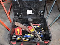 Gereedschapskist met diverse gereedschappen w.o. hamer, buigtangen en kitspuit - afbeelding 1 van  1