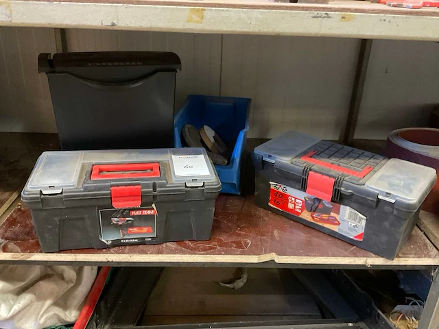 Gereedschapskoffer en divers (2x) - afbeelding 1 van  5