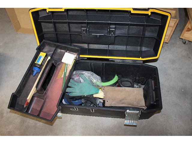 Gereedschapskoffer stanley met enkele gereedschappen. - afbeelding 2 van  2