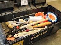 Gereedschapskoffer stanley met schilder- en montage-spullen. - afbeelding 2 van  3