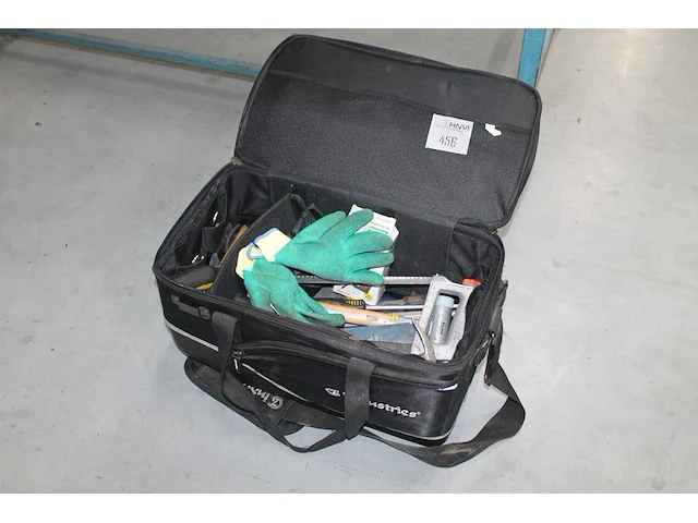 Gereedschapstas met diverse gereedschappen w.o. hamers, schroevendraaiers, zaag en multimeter. - afbeelding 1 van  3