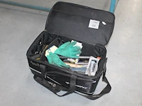 Gereedschapstas met diverse gereedschappen w.o. hamers, schroevendraaiers, zaag en multimeter. - afbeelding 1 van  3