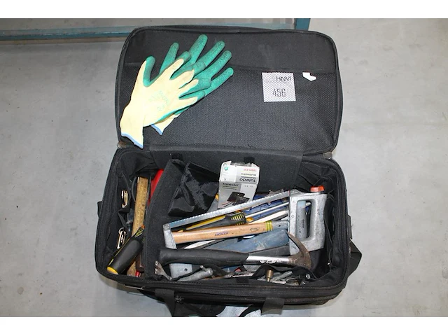 Gereedschapstas met diverse gereedschappen w.o. hamers, schroevendraaiers, zaag en multimeter. - afbeelding 2 van  3