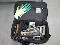 Gereedschapstas met diverse gereedschappen w.o. hamers, schroevendraaiers, zaag en multimeter. - afbeelding 2 van  3
