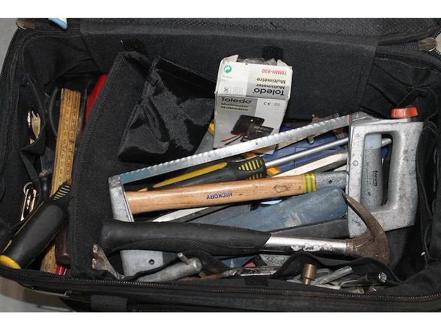 Gereedschapstas met diverse gereedschappen w.o. hamers, schroevendraaiers, zaag en multimeter. - afbeelding 3 van  3