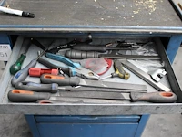 Gereedschapswagen gedore gevuld met divers gereedschap w.o. hamers, steeksleutels, tangen, schroevendraaie... - afbeelding 3 van  6