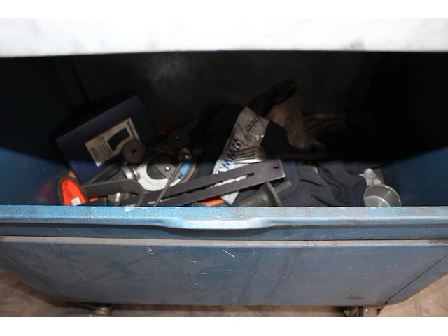 Gereedschapswagen gedore gevuld met divers gereedschap w.o. hamers, steeksleutels, tangen, schroevendraaie... - afbeelding 6 van  6