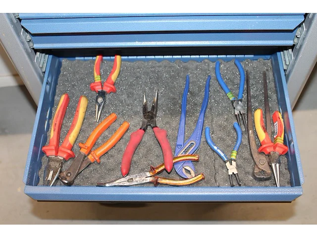 Gereedschapswagen gedore met handgereedschappen. - afbeelding 2 van  10