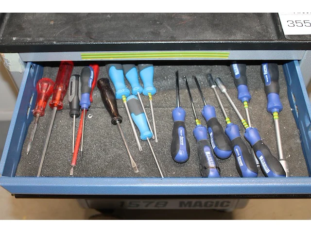 Gereedschapswagen gedore met handgereedschappen. - afbeelding 7 van  10