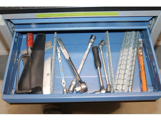 Gereedschapswagen gedore met handgereedschappen. - afbeelding 9 van  10