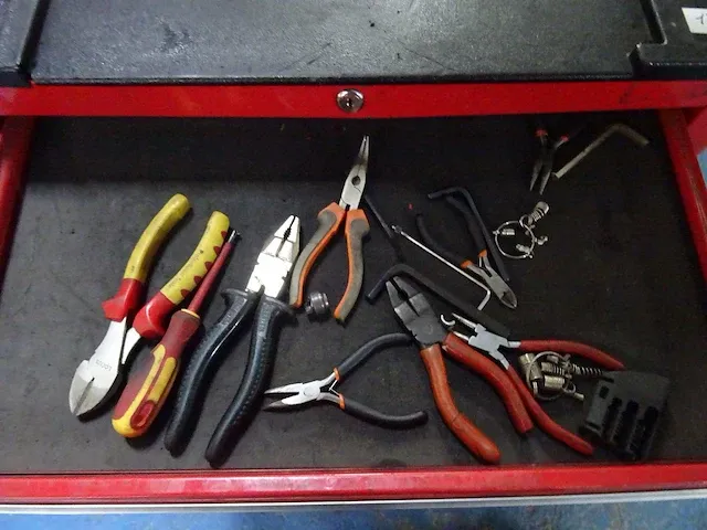 Gereedschapswagen met inhoud - afbeelding 2 van  8