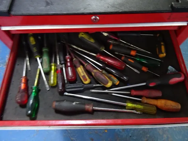 Gereedschapswagen met inhoud - afbeelding 3 van  8
