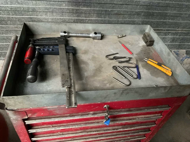 Gereedschapswagen met inhoud - afbeelding 2 van  7