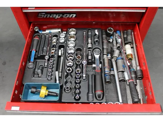 Gereedschapswagen snap-on gevuld met tangen, sleutels, doppenset, schroevendraaiers, inbusset enz. - afbeelding 5 van  8