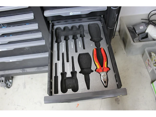 Gereedschapswagen / werktafel stahltech gevuld met gereedschappen w.o. sleutels, doppensets, schroevendraa... - afbeelding 3 van  14
