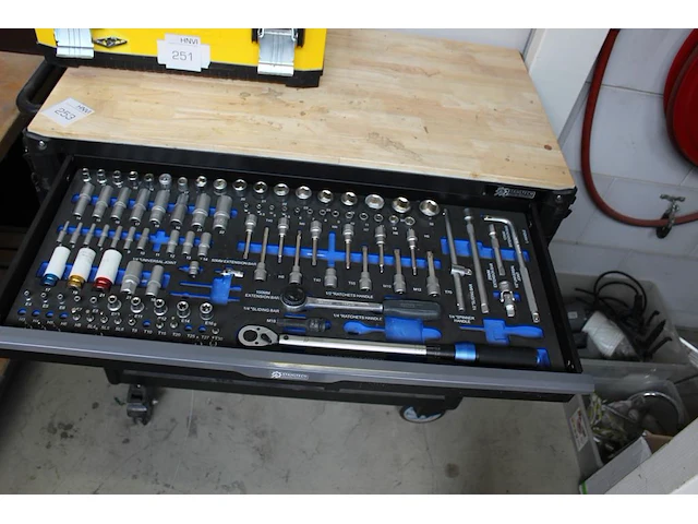 Gereedschapswagen / werktafel stahltech gevuld met gereedschappen w.o. sleutels, doppensets, schroevendraa... - afbeelding 7 van  14
