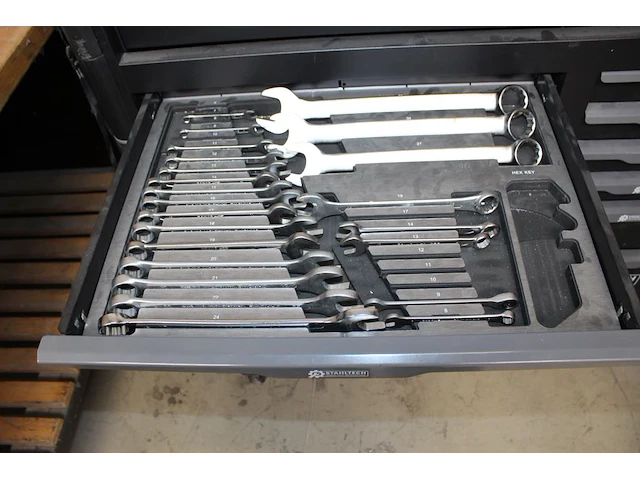 Gereedschapswagen / werktafel stahltech gevuld met gereedschappen w.o. sleutels, doppensets, schroevendraa... - afbeelding 8 van  14