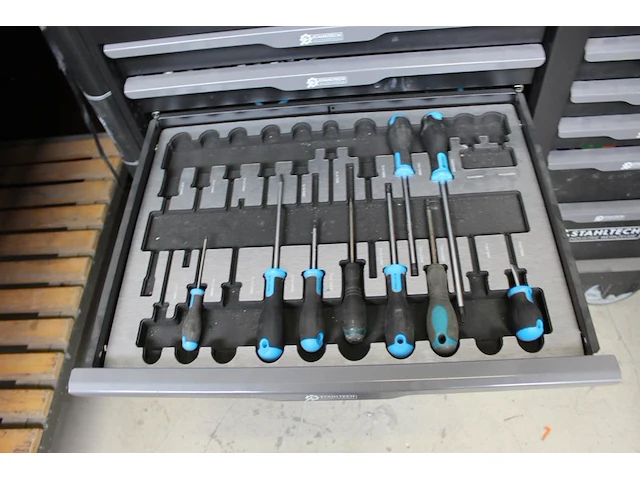 Gereedschapswagen / werktafel stahltech gevuld met gereedschappen w.o. sleutels, doppensets, schroevendraa... - afbeelding 10 van  14