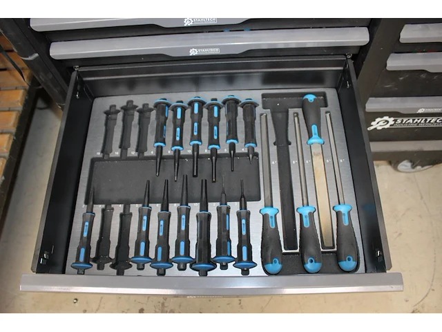 Gereedschapswagen / werktafel stahltech gevuld met gereedschappen w.o. sleutels, doppensets, schroevendraa... - afbeelding 12 van  14