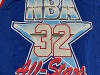 Gesigneerd basketbalshirt " magic johnson " , nba 32 all-stars - afbeelding 3 van  10