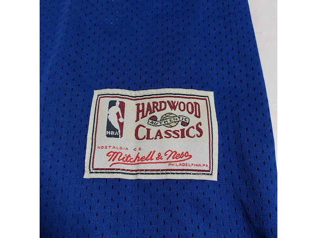 Gesigneerd basketbalshirt " magic johnson " , nba 32 all-stars - afbeelding 6 van  10