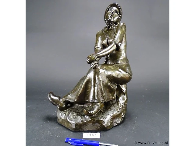 Gesigneerd bronzen beeld van een zittende vrouw - afbeelding 1 van  5
