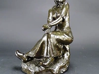 Gesigneerd bronzen beeld van een zittende vrouw - afbeelding 1 van  5