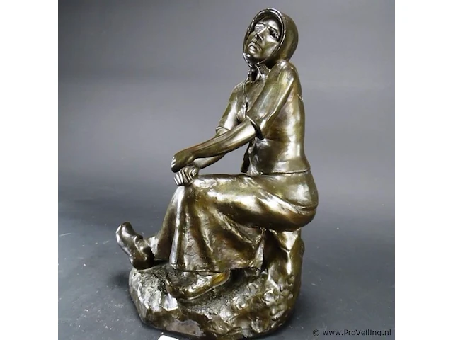Gesigneerd bronzen beeld van een zittende vrouw - afbeelding 2 van  5
