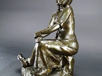 Gesigneerd bronzen beeld van een zittende vrouw - afbeelding 2 van  5