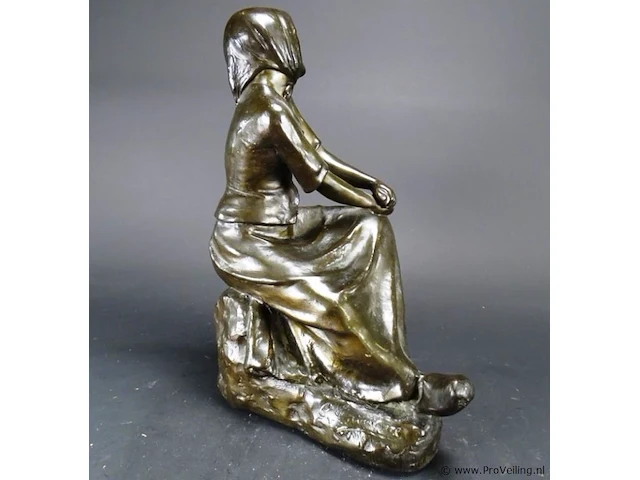 Gesigneerd bronzen beeld van een zittende vrouw - afbeelding 3 van  5