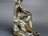 Gesigneerd bronzen beeld van een zittende vrouw - afbeelding 3 van  5