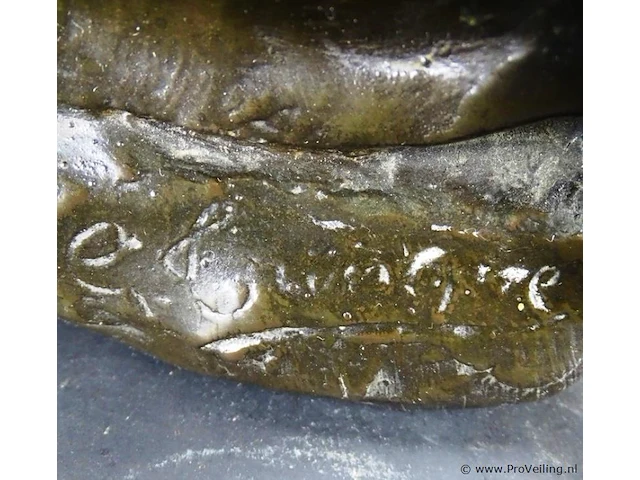 Gesigneerd bronzen beeld van een zittende vrouw - afbeelding 4 van  5