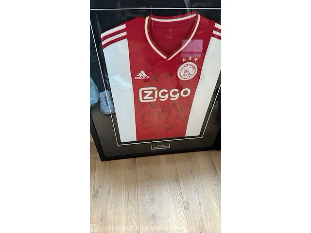 Gesigneerd en ingelijst ajax thuis shirt - afbeelding 1 van  7