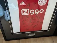 Gesigneerd en ingelijst ajax thuis shirt - afbeelding 1 van  7