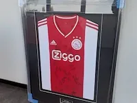 Gesigneerd en ingelijst ajax thuis shirt - afbeelding 2 van  7